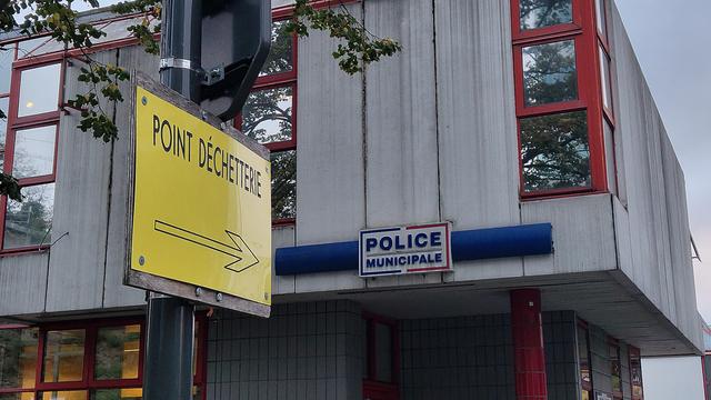 Photo d'une pancarte "Point déchetterie" avec une flèche qui pointe vers un batiment police municipale